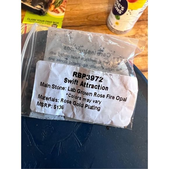 Woman's size 8 ring - Picture 6 of 6